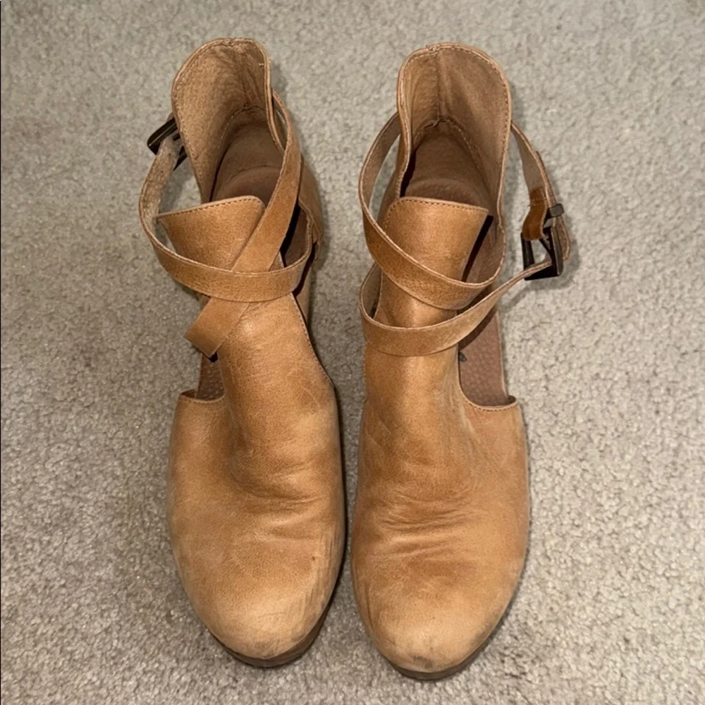 Free People Stylish Beige Clogs
